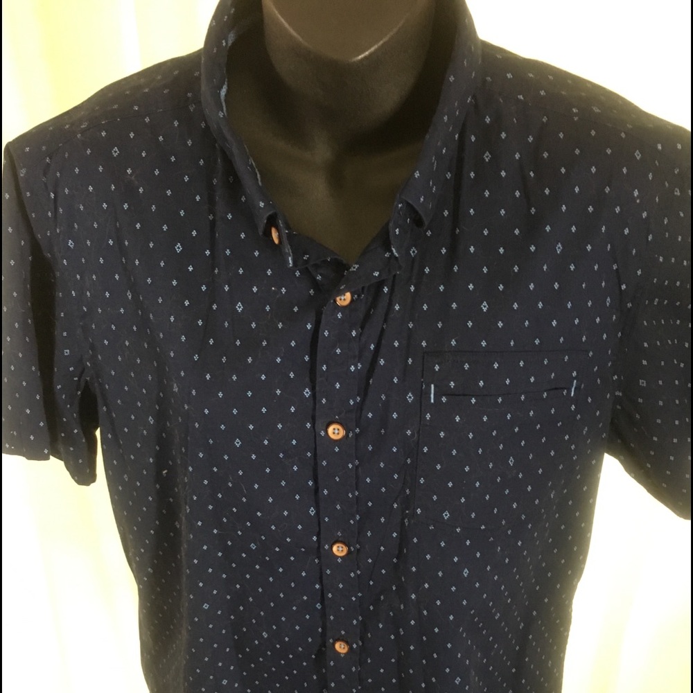 Level 10 Men’s Button Down Shirt. Pre-Owned.Size M